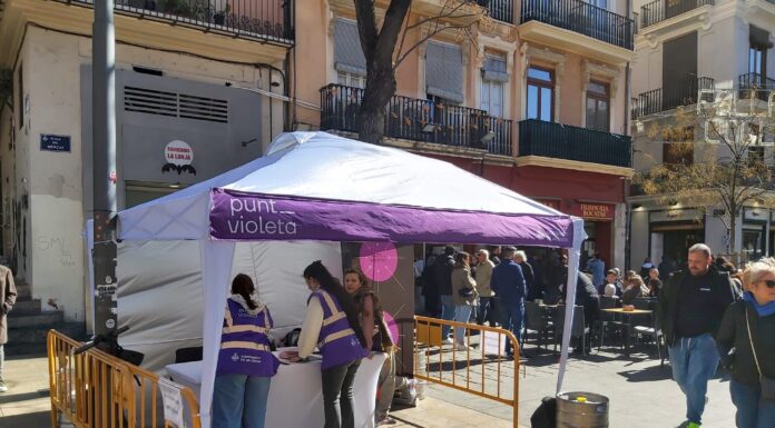 El punto violeta de la plaza de España ha sido el más concurrido de València durante las fallas