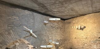 Una exposición de esculturas proyectan su sombra sobre la muralla islámica del Tossal