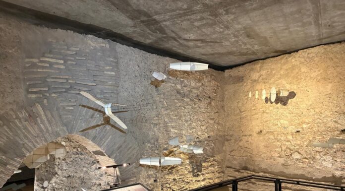 Una exposición de esculturas proyectan su sombra sobre la muralla islámica del Tossal