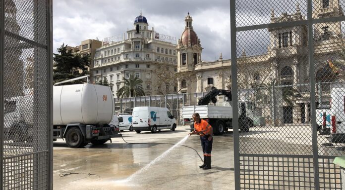 Reciclar en Fallas tiene premio: 3.000 euros y una paella gigante para la comisión más limpia