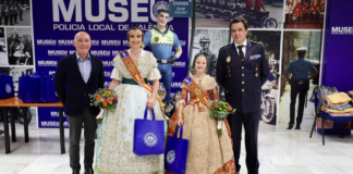 Las Falleras Mayores visitan la Central de la Policía Local