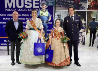 Las Falleras Mayores visitan la Central de la Policía Local