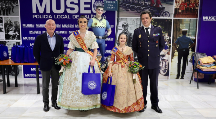 Las Falleras Mayores visitan la Central de la Policía Local Las Falleras Mayores visitan la Central de la Policía Local