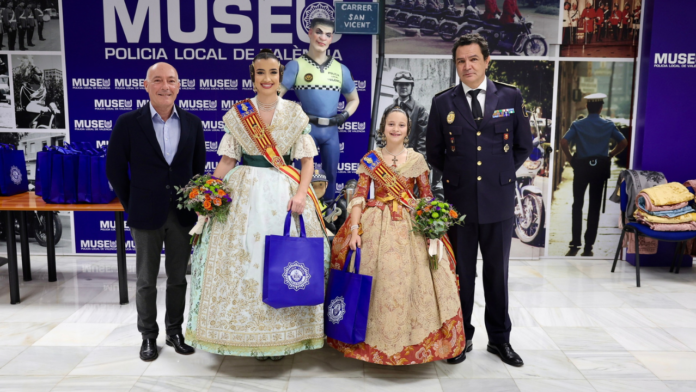 7televalencia-falleras-mayores-visitan-central-policia-local Las Falleras Mayores visitan la Central de la Policía Local