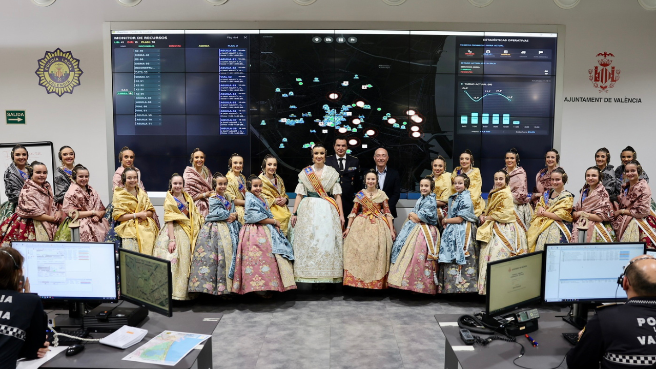 Las Falleras Mayores visitan la Central de la Policía Local