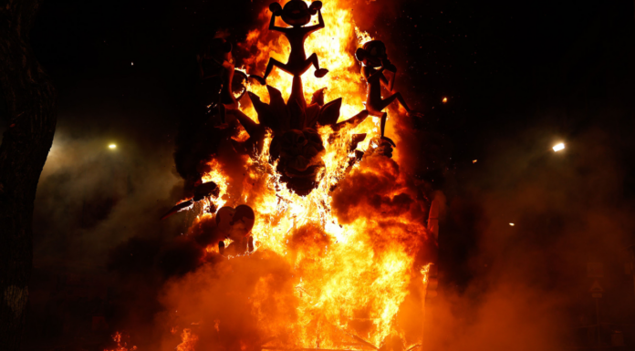 La mejor falla de València ya es cenizas: “¡Redimonis!” ha ardido tras un imponente espectáculo pirotécnico ¿A qué hora es la cremà del Ayuntamiento?