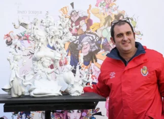 Paco Torres durante la presentación de una de sus maquetas