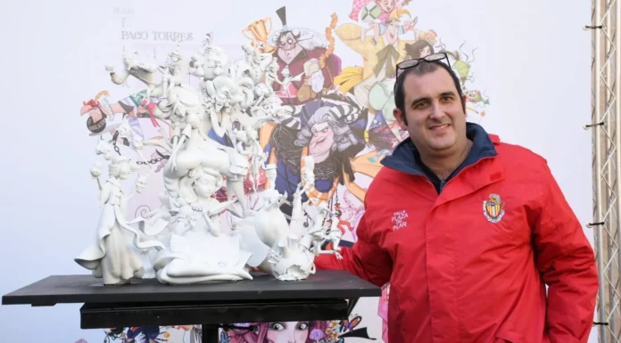 Paco Torres anuncia que no plantará en Valencia tras 2026 Paco Torres durante la presentación de una de sus maquetas