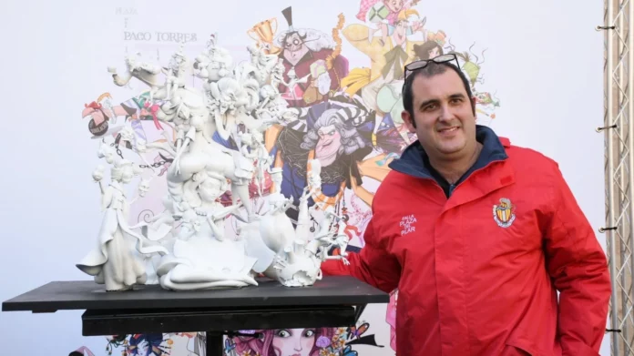 Paco Torres durante la presentación de una de sus maquetas
