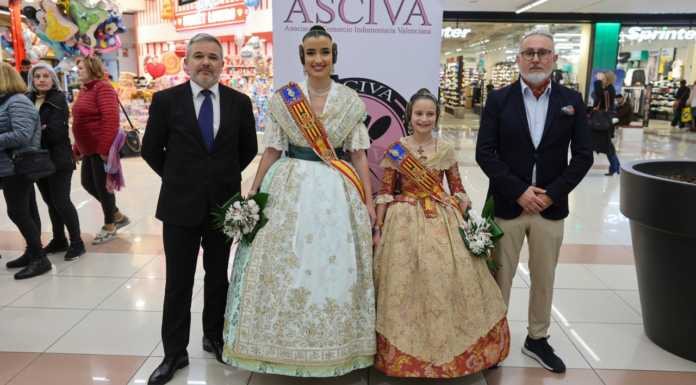 Nuevo Centro se viste de fallera con la Exposición de Indumentaria Valenciana Nuevo Centro inaugura la Exposición de Indumentaria Valenciana
