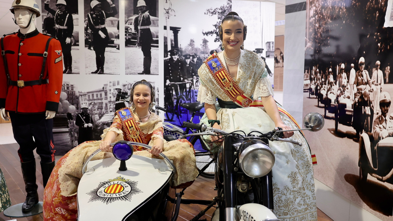 Las Falleras Mayores visitan la Central de la Policía Local