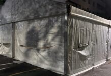 Rajan la carpa de una falla pocas horas después de su montaje Carpa rajada en Aldaia