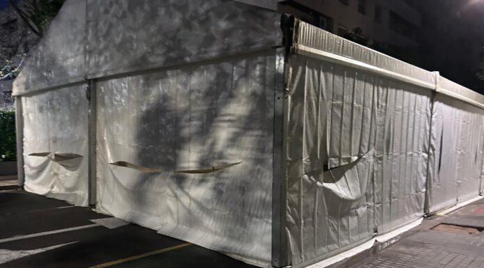 Rajan la carpa de una falla pocas horas después de su montaje Carpa rajada en Aldaia