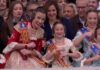 ¿Qué significa el gesto que han hecho las Falleras Mayores para dar inicio a la mascletà de hoy? Falleras Mayores de València realizando este curioso gesto antes de empezar la mascletà