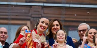 Falleras Mayores de València realizando este curioso gesto antes de empezar la mascletà