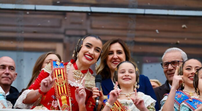 ¿Qué significa el gesto que han hecho las Falleras Mayores para dar inicio a la mascletà de hoy? Falleras Mayores de València realizando este curioso gesto antes de empezar la mascletà