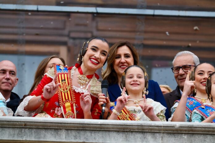 7televalencia falleras mayores haciendo cosas raras 2.jpg Falleras Mayores de València realizando este curioso gesto antes de empezar la mascletà