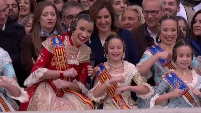 7televalencia falleras mayores haciendo cosas raras Falleras Mayores de València realizando este curioso gesto antes de empezar la mascletà