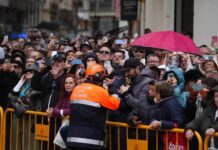 Las lluvias amenazan las primeras mascletaes de las Fallas Mascletà bajo las lluvias