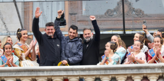 Más de un centenar de kilos de pólvora hacen vibrar la Plaza del Ayuntamiento