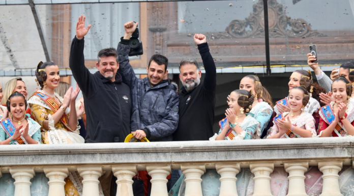 Más de un centenar de kilos de pólvora hacen vibrar la Plaza del Ayuntamiento