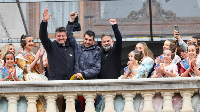 7televalencia-mascleta (1) Más de un centenar de kilos de pólvora hacen vibrar la Plaza del Ayuntamiento