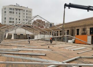 Montaje de las carpas de la Falla Exposició
