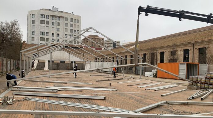 Montaje de las carpas de la Falla Exposició