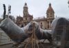 “HOPE” ya está en la calle: llegan las primeras piezas del monumento municipal 2026 Primeras piezas en la plaza del Ayuntamiento de València