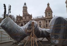 “HOPE” ya está en la calle: llegan las primeras piezas del monumento municipal 2026 Primeras piezas en la plaza del Ayuntamiento de València