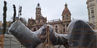Primeras piezas en la plaza del Ayuntamiento de València
