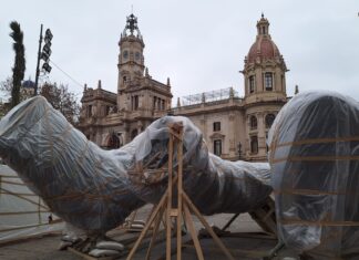Primeras piezas en la plaza del Ayuntamiento de València
