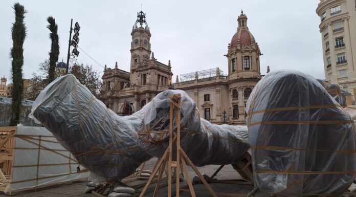“HOPE” ya está en la calle: llegan las primeras piezas del monumento municipal 2026 Primeras piezas en la plaza del Ayuntamiento de València