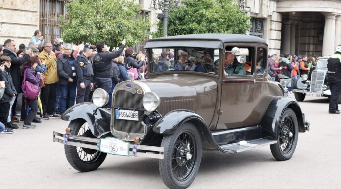 Las Falleras Mayores inauguran el Rally de Fallas con cerca de 40 vehículos clásicos Rally de Fallas