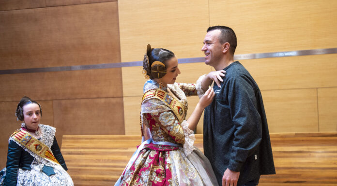 Mompó agradece a Fallers pel Món su trabajo para difundir la cultura valenciana