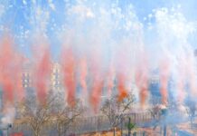 La primera mascletà es clásica con alguna sorpresa al ritmo «Un, dos, tres»