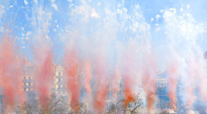 La primera mascletà es clásica con alguna sorpresa al ritmo «Un, dos, tres»