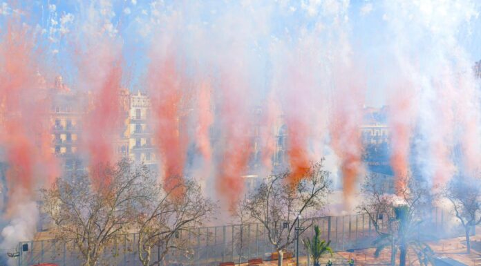 La primera mascletà es clásica con alguna sorpresa al ritmo «Un, dos, tres»