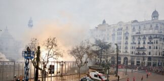 Reyes Martí llena de carcasas moradas la mascletà del «Día de la mujer»