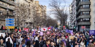 Miles de mujeres denuncian la asimetría entre sexos el 8M