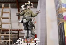 Charles Chaplin ya vigila la plaza del Ayuntamiento: así ha sido la «descoberta» de la falla municipal