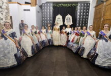 Las Falleras Mayores de València y sus Cortes de Honor recogen sus mantillas oficiales en Alan