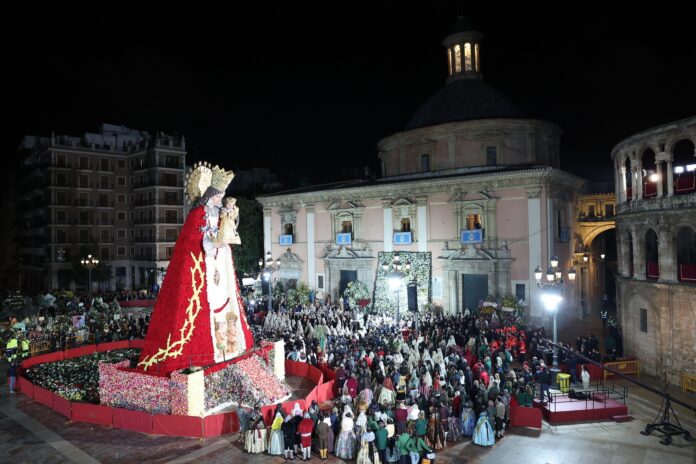 IMG_3207 Ofrenda a la Virgen de los Desamparados en las Fallas 2026 de Valencia con miles de falleras