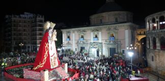 Ofrenda a la Virgen de los Desamparados en las Fallas 2026 de Valencia con miles de falleras