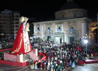 Ofrenda a la Virgen de los Desamparados en las Fallas 2026 de Valencia con miles de falleras