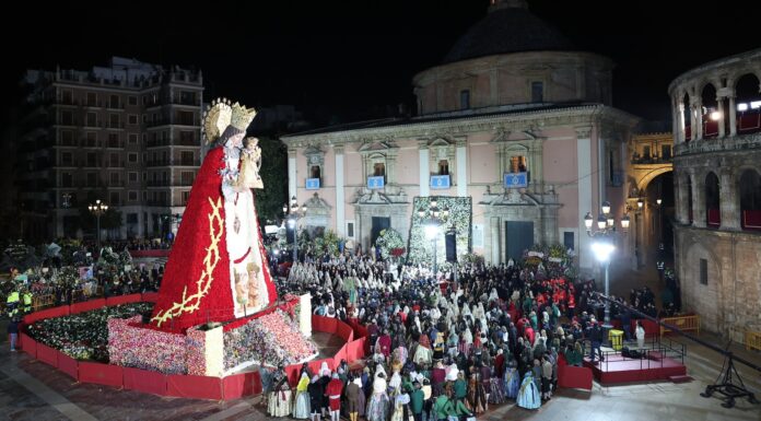 Ofrenda a la Virgen de los Desamparados en las Fallas 2026 de Valencia con miles de falleras