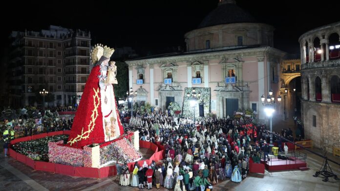 IMG_3207 Ofrenda a la Virgen de los Desamparados en las Fallas 2026 de Valencia con miles de falleras
