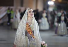 Así ha sido la emocionante entrada de Carmen Prades en la plaza de la Virgen