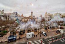 La pólvora desafía al cielo: Pirotecnia Dragón impone su ritmo bajo la amenaza de lluvia en la Plaza del Ayuntamiento