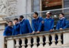 Jugadores del Valencia Basket en el balcón del Ayuntamiento